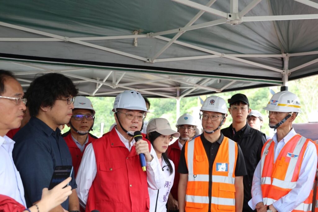 救災現場變口角戰！馬太鞍堰塞湖災情慘重　卓榮泰與傅崐萁互嗆拍桌