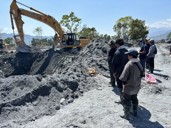 「董娘回家！」　花蓮災區尋獲砂石場老闆娘遺體　員工跪地痛哭