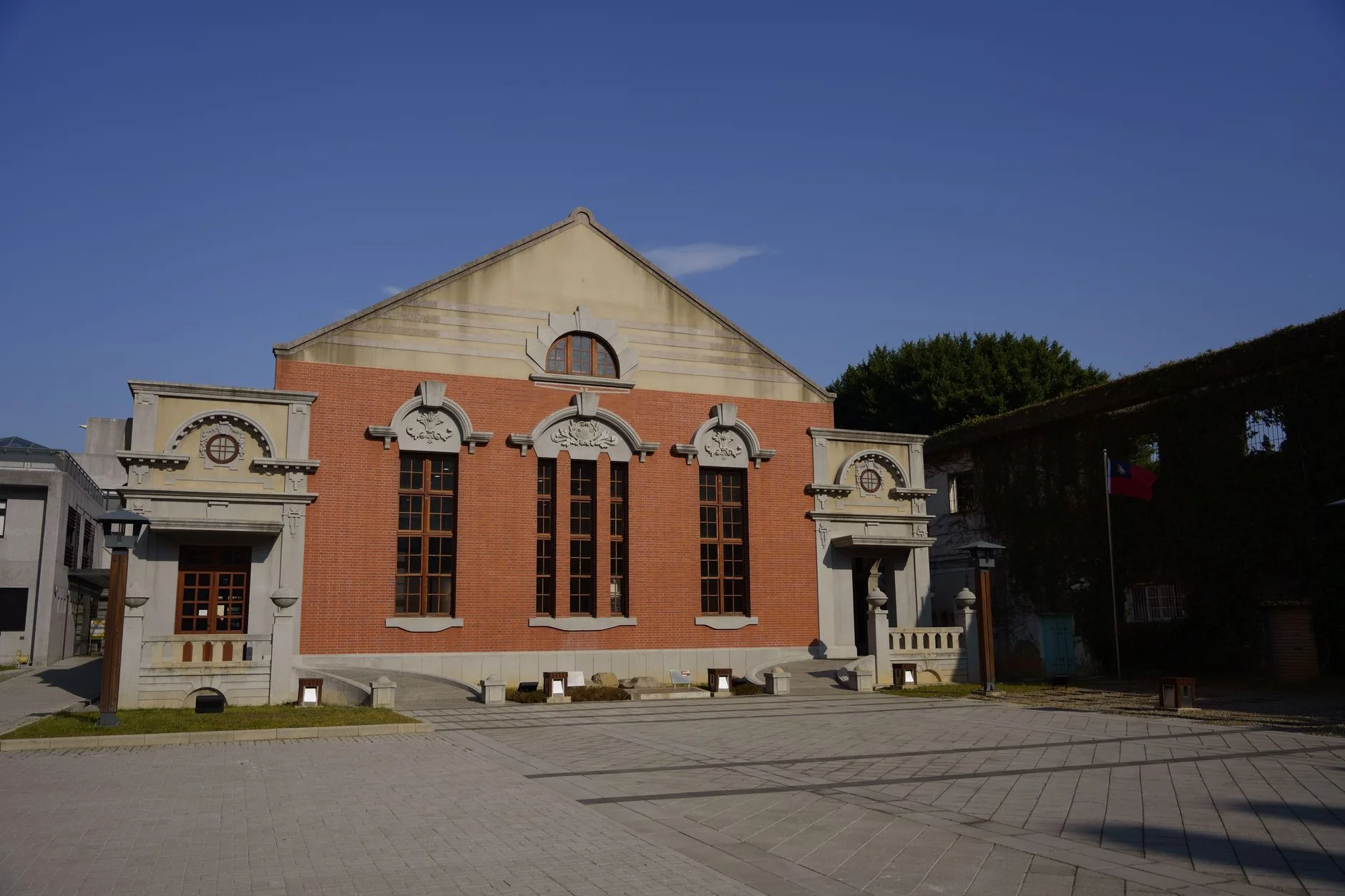 教授收費協助取得學位首宗學倫貪污案衝擊校園 教授收費協助取得學位首宗學倫貪污案衝擊校園